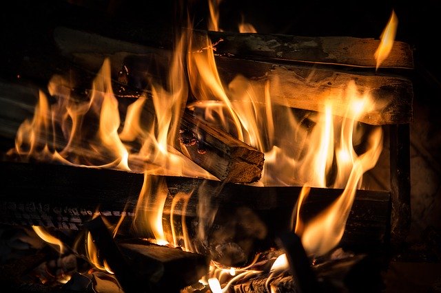 Chimenea con fuego
